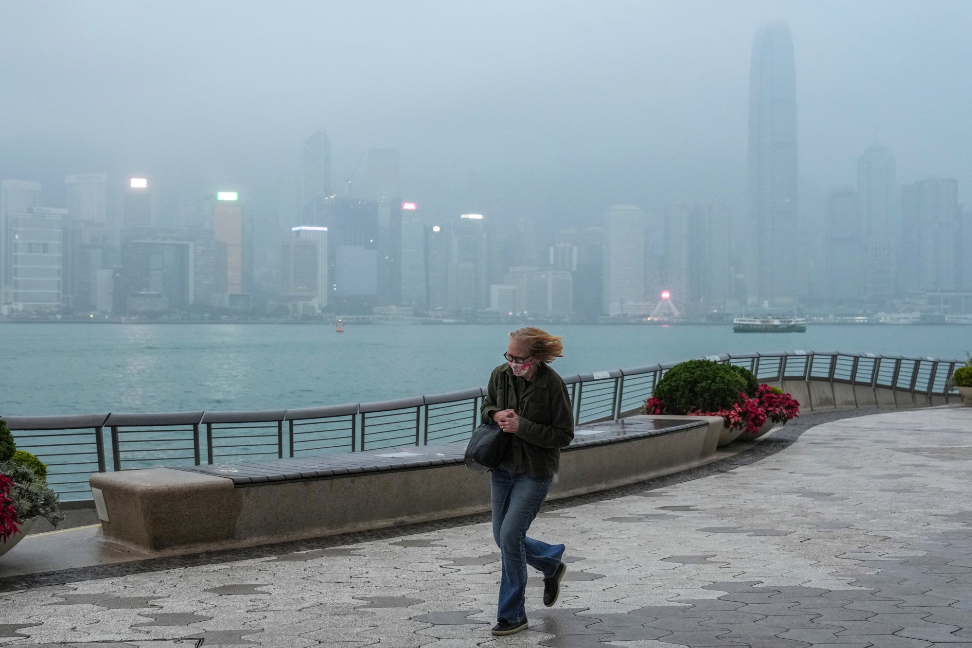 Hong Kong（香港）の湿った冬では16-20°Cが肌寒く感じるため地元住民は厚着をします